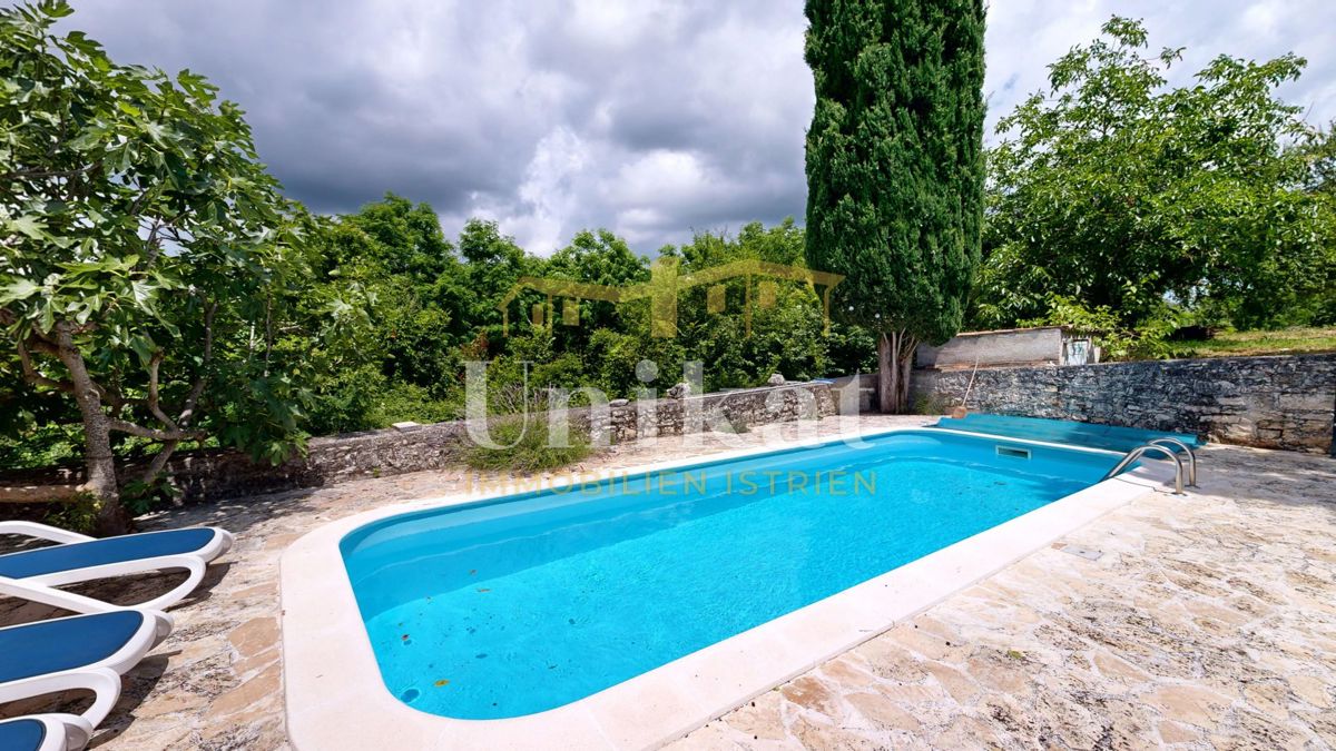 Casa in pietra ristrutturata con piscina